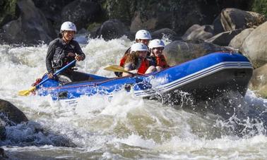 Canotaje en aguas bravas en Tambon Kuet Chang