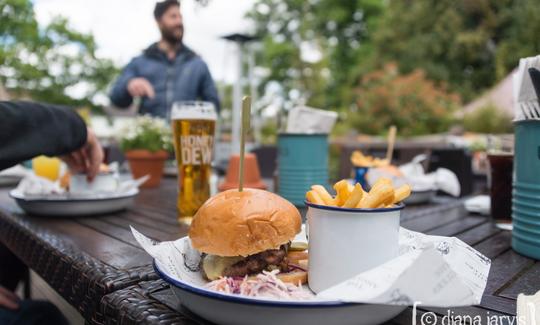 ホワイト・スワン・カヌー・トリップでのランチ-リッチモンド、ロンドン