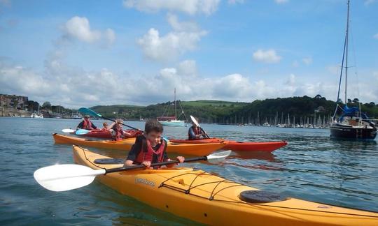 Caiaque no mar em Dartmouth (meio dia para adultos)