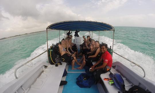 Barco de mergulho em Paje Zanzibar