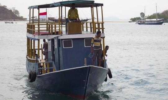 Barco de buceo en Flores Indonesia