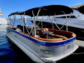 Spacious Luxury Avalon Pontoon 28'