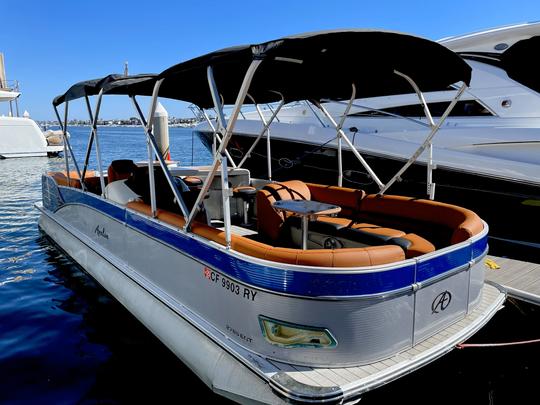 Espaçoso e luxuoso Avalon Pontoon 28'