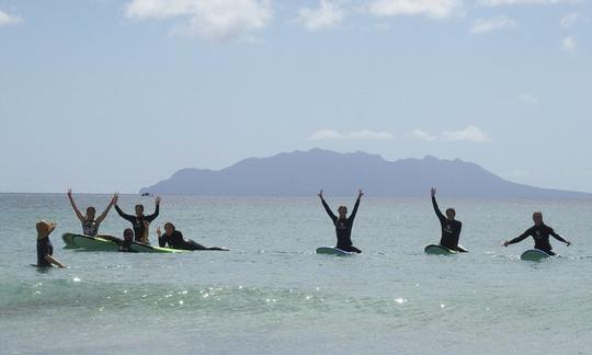 Aventura de surfe e mergulho com snorkel na Península de Tawharanui