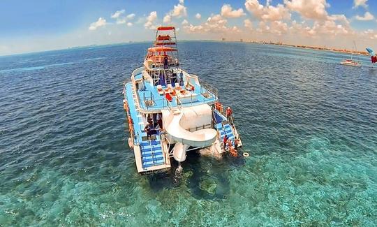 Crucero en catamarán de 85 pies con bebidas, comida y tobogán acuático en Cancún, México