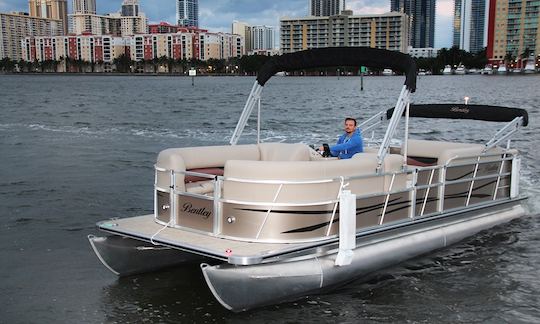 Alugue este barco flutuante de 24 pés para um ótimo dia em Miami!