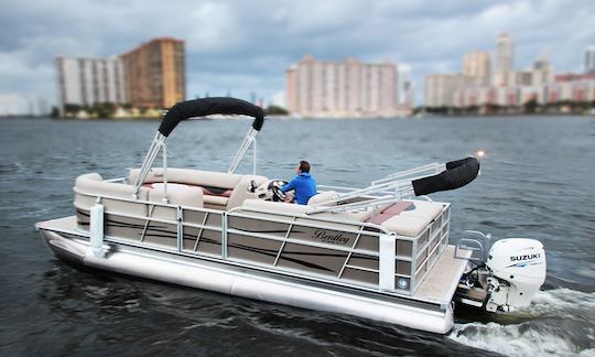 Alugue este barco flutuante de 24 pés para um ótimo dia em Miami!