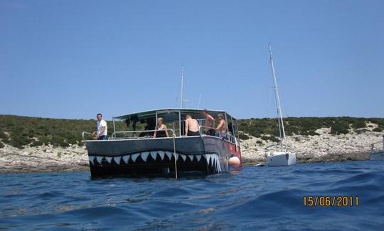 Excursions et cours de plongée en catamaran Shark à Komiža