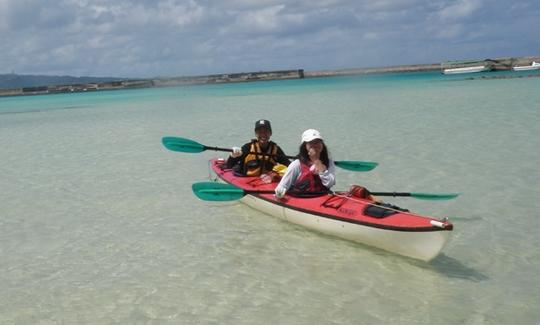 Aproveite o passeio de caiaque no mar no extremo oeste da Ilha Iriomote, no Japão