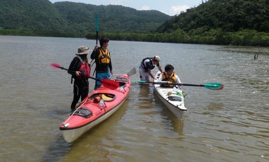 Aproveite o passeio de caiaque no mar no extremo oeste da Ilha Iriomote, no Japão