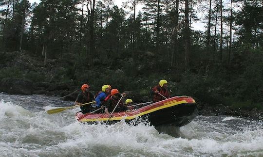 Aventura de rafting en aguas bravas en el río Ivalojoki