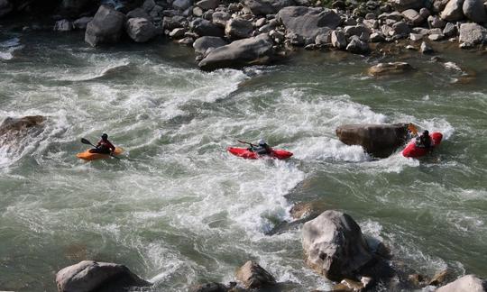 Alquiler y clases de kayak de aguas bravas en Rishikesh