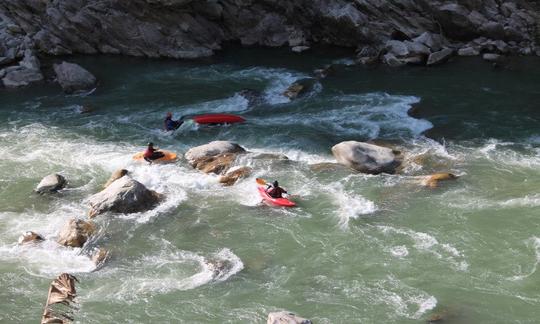 Alquiler y clases de kayak de aguas bravas en Rishikesh