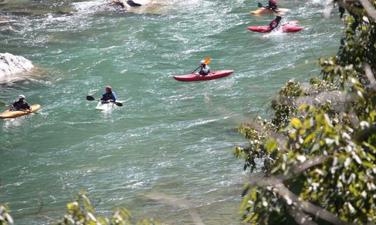 Alquiler y clases de kayak de aguas bravas en Rishikesh