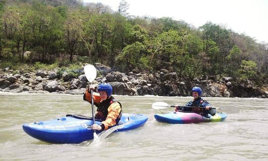 Alquiler y clases de kayak de aguas bravas en Rishikesh