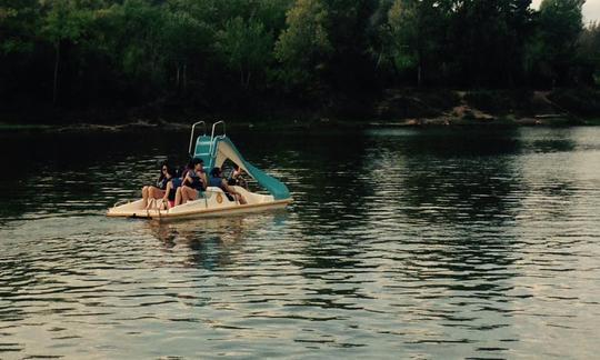 Location de pédalo avec toboggan à Roquebrune-sur-Argens, France