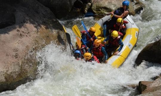 Viagem de rafting em família no Aude