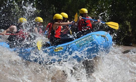 Viajes de rafting en aguas bravas para hasta 8 personas en San José de Maipo, Chile