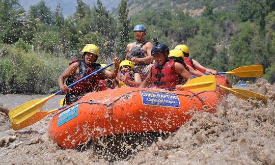 Viajes de rafting en aguas bravas para hasta 8 personas en San José de Maipo, Chile