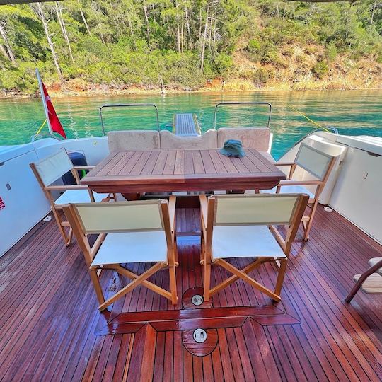 Cruzeiro de iate a motor Princess 60 na costa de Gocek