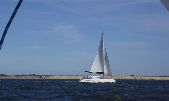 Excursión marítima en La Rochelle a bordo de un catamarán de 44 pies