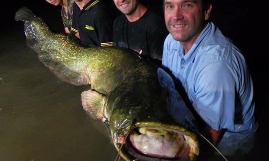 Passeios de barco de pesca Big Catfish nos rios da França