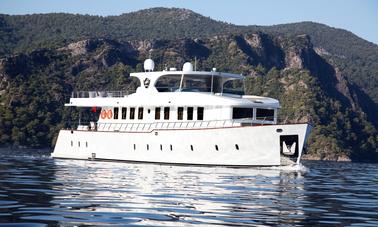 82' Luxury Trawler Charter in Mugla