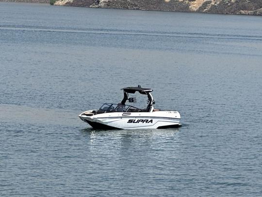 Bateau de surf Supra SL 550 2024 avec capitaine et équipement