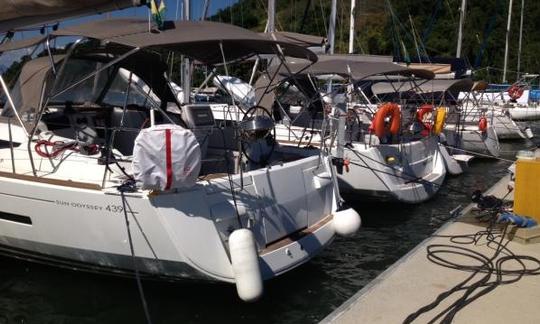 Charter Jeanneau 44 Cruising Monocasco em Paraty