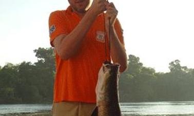 Bowrider fishing charter in Manaus