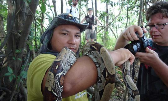 Bowrider fishing charter in Manaus