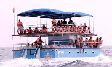 Aproveite o passeio de barco em Weligama, Sri Lanka neste barco de passageiros