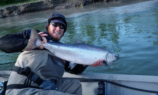 Disfrute de la pesca en un barco de lubina en Anchorage, Alaska