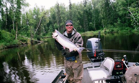 Disfrute de la pesca en un barco de lubina en Anchorage, Alaska