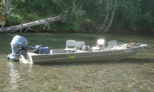 Disfrute de la pesca en un barco de lubina en Anchorage, Alaska