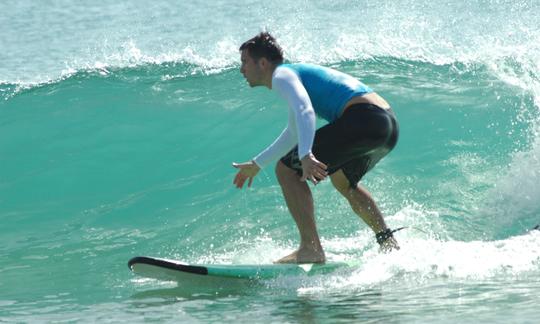 Cours de surf dans la baie d'Arugam