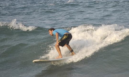 Cours de surf dans la baie d'Arugam