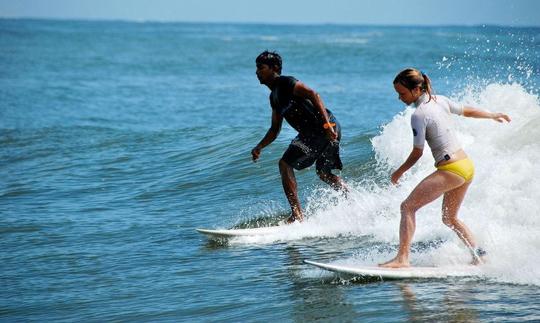 Cours de surf dans la baie d'Arugam