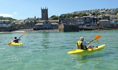 Kayak individual en la bahía de Carbis