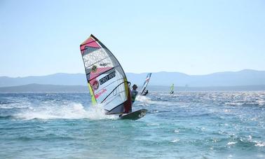 Cours de planche à voile et location à Bol