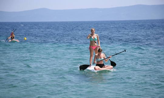 Pranchas de stand up paddleboards de marca prontas para alugar em Bol, Croácia