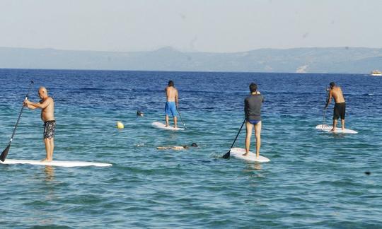 Pranchas de stand up paddleboards de marca prontas para alugar em Bol, Croácia