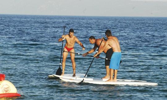 Pranchas de stand up paddleboards de marca prontas para alugar em Bol, Croácia