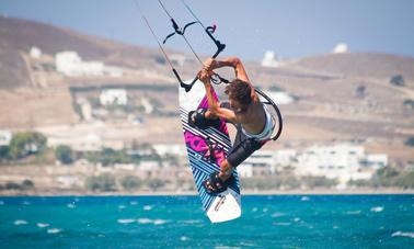 Apprenez à faire du kitesurf avec nos instructeurs à Paros, en Grèce