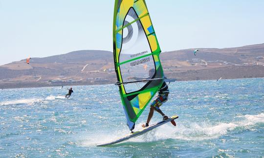 Experiência de windsurf com George em Paros, Grécia