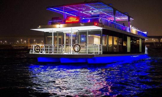 Disfrute de un crucero con cena a bordo de una moderna casa flotante de cristal en Dubái