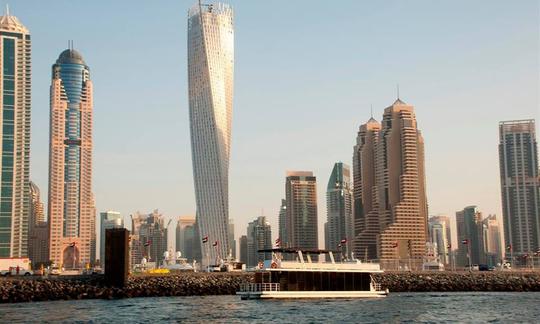 Disfrute de un crucero con cena a bordo de una moderna casa flotante de cristal en Dubái