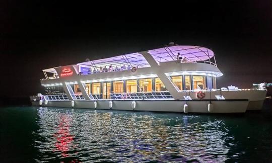 Disfrute de un crucero con cena a bordo de una moderna casa flotante de cristal en Dubái