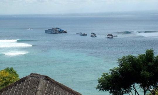 Alugue um barco de surf de 98 pés em Nusa Lembongan, Indonésia