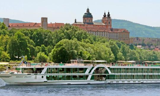 Cruceros fluviales en Innsbruck, Austria, en el barco «Amadeus Brilliant» de 361 pies